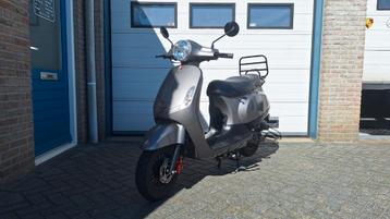 Nette vespa look / gts toscana / brom scooter / 45 km /  beschikbaar voor biedingen