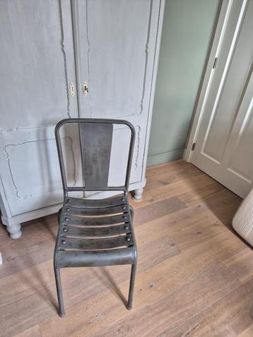 Brocante metalen stoel beschikbaar voor biedingen