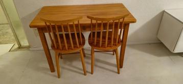 Bruine tafel met 2 bruine stoelen beschikbaar voor biedingen