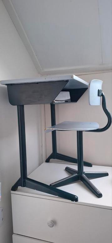 Vintage Schoolbankje met Stoel beschikbaar voor biedingen
