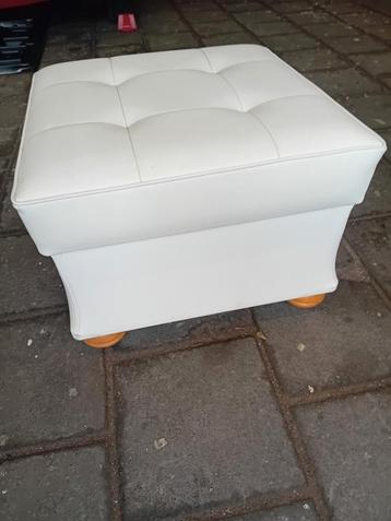Witte leren poef met blokkenmotief beschikbaar voor biedingen