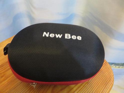 zwart rode koptelefoon hard case + karabijnhaak New Bee, Audio, Tv en Foto, Koptelefoons, Gebruikt, Overige merken, Ophalen