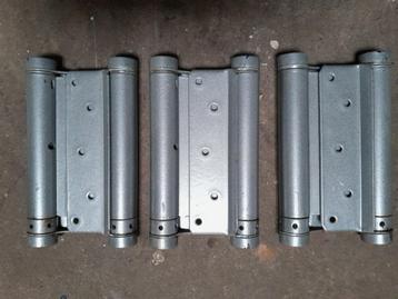 drie dubbelwerkende bommerscharnieren 17 cm hoog beschikbaar voor biedingen
