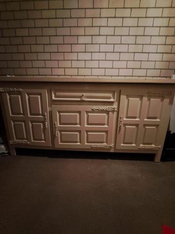 Wit dressoir en grote kast beschikbaar voor biedingen