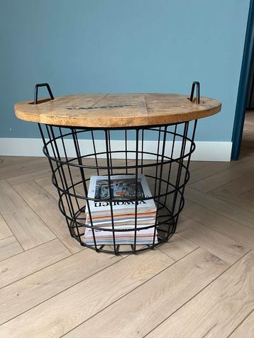 Stalen bijzettafel met houten (afneembaar) blad beschikbaar voor biedingen