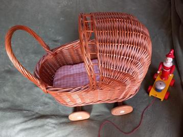 Rieten poppenwagen vintage speelgoed beschikbaar voor biedingen