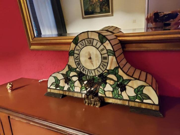 GROTE ORIGINELE TIFFANY KLOK LAMP, Huis en Inrichting, Lampen | Tafellampen, Nieuw, Minder dan 50 cm, Glas, Ophalen of Verzenden