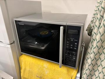 Grote MagnetronOven Sharp - Werkt Goed - tot 250 Graden beschikbaar voor biedingen