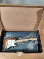 Fender Buddy Holly Stratocaster Miniatuur Gitaar, Verzamelen, Ophalen of Verzenden, Nieuw, Pop, Beeldje of Miniatuur