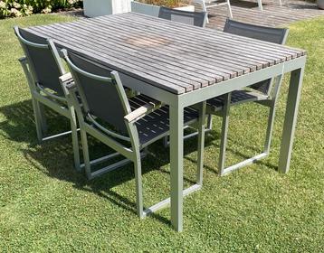 Tuintafel en vier stoelen beschikbaar voor biedingen