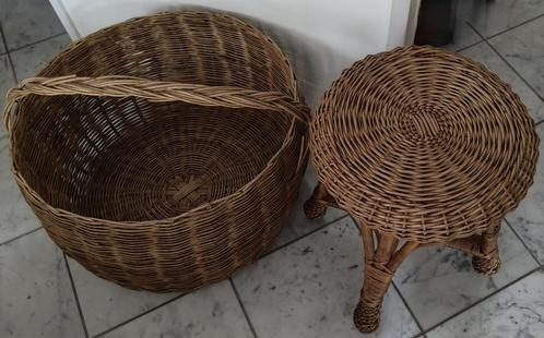 leuk rieten krukje en grote rieten mand lectuurbak van Rotan, Huis en Inrichting, Woonaccessoires | Schalen en Manden, Gebruikt
