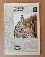 Stadhuis Klundert anno MDCXXI door J. Knook 1996 gesigneerd, Ophalen of Verzenden, Zo goed als nieuw