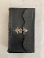 Bijbel met zilveren slot, en nog twee Bijbels zonder slot, Antiek en Kunst, Antiek | Boeken en Bijbels, Ophalen of Verzenden
