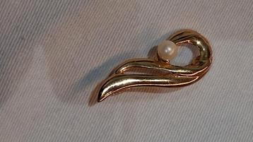 Vintage Goudkleurige Broche/Speld beschikbaar voor biedingen
