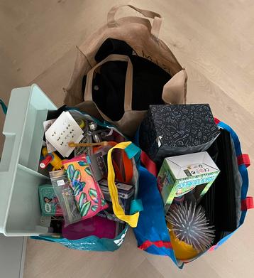 Gratis drie tassen rommelmarkt spullen beschikbaar voor biedingen