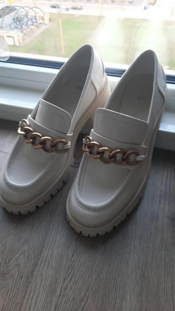 Zara Loafer Cream with Gold Cuban Chain beschikbaar voor biedingen