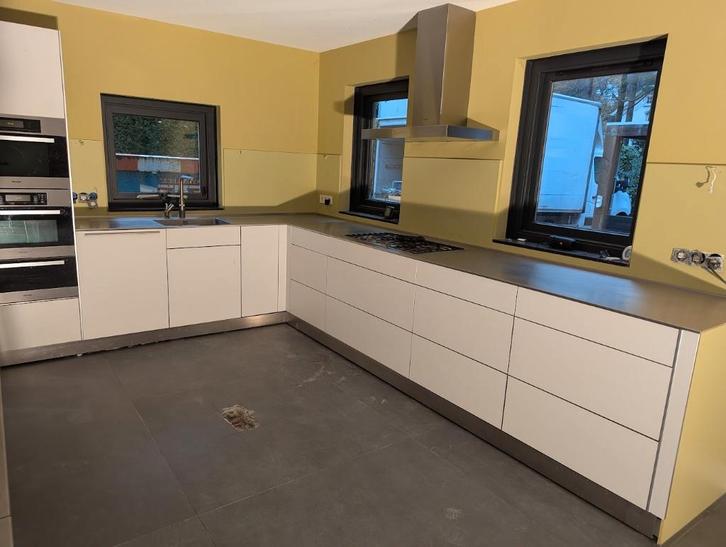 Mooie Bulthaup hoekkeuken, Huis en Inrichting, Keuken | Complete keukens, Zo goed als nieuw, Hoekkeuken, Wit, Staal of Rvs, Greeploos