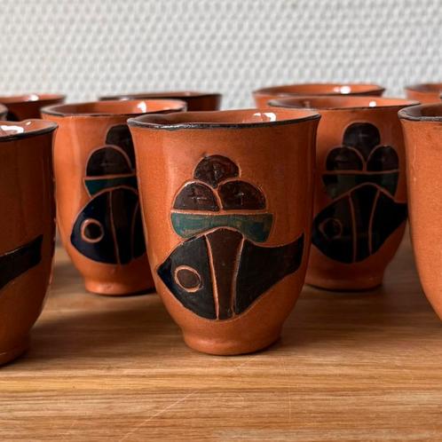 Vintage Bruine Keramieken Handgemaakte Kopjes met Vis Decor, Huis en Inrichting, Keuken | Servies, Gebruikt, Kop(pen) en/of Schotel(s)