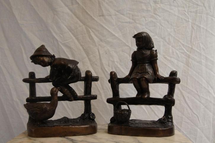 Jongen / meisje  zittend op een hek ( Brons, Antiek en Kunst, Kunst | Beelden en Houtsnijwerken, Ophalen of Verzenden
