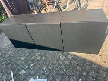 Zwarte Ikea hangkasten beschikbaar voor biedingen