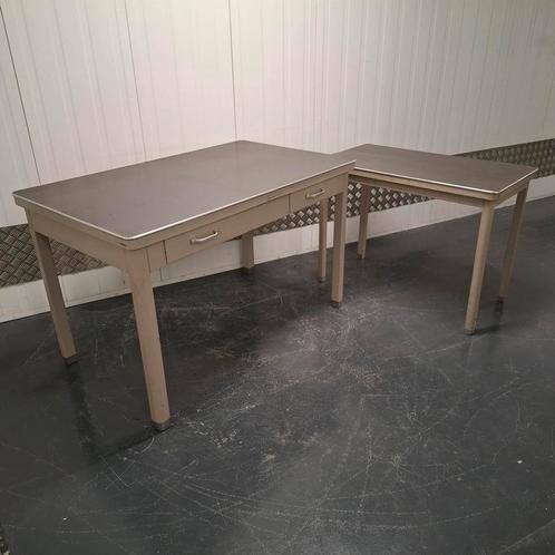 🟠 Vintage Industriële metalen klein bureau bureautje tafel, Huis en Inrichting, Bureaus, Gebruikt, Bureau, Ophalen