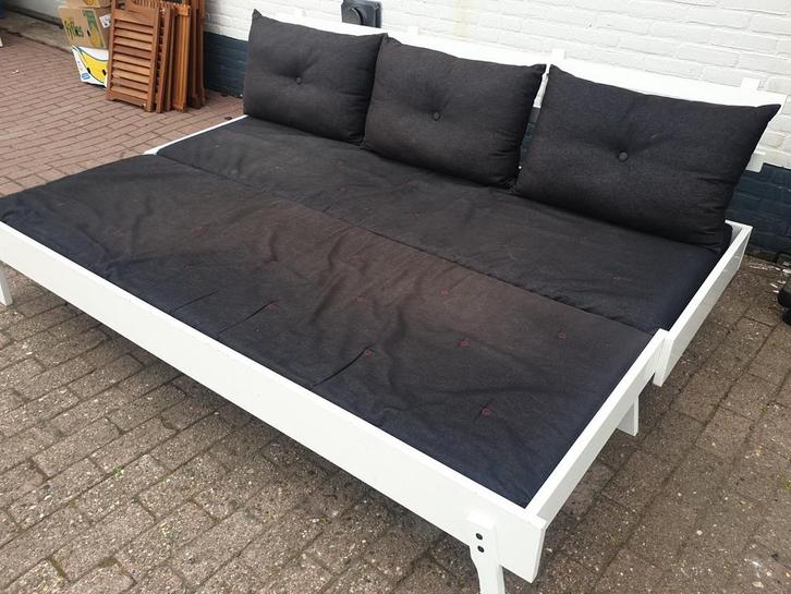 Stijlvolle witte daybed met grijze kussens, Huis en Inrichting, Slaapkamer | Slaapbanken, Zo goed als nieuw, 140 cm, 200 cm, Tweepersoons