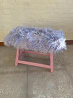 vintage roze voetenbankje/kruk met paarse fluffy stof, Huis en Inrichting, Banken | Voetenbanken en Poefen, Info.studiomaaktmooi@gmail.com