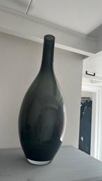 Grote vaas zwart 70 cm hoog, Huis en Inrichting, Woonaccessoires | Vazen, Glas, Zo goed als nieuw, 50 tot 75 cm, Zwart