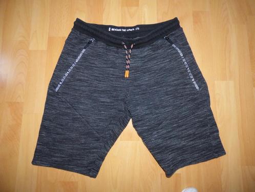 Leuke zwarte korte sweatshort van WE Fashion, maat 176, Kinderen en Baby's, Kinderkleding | Maat 176, Gebruikt, Jongen, Broek
