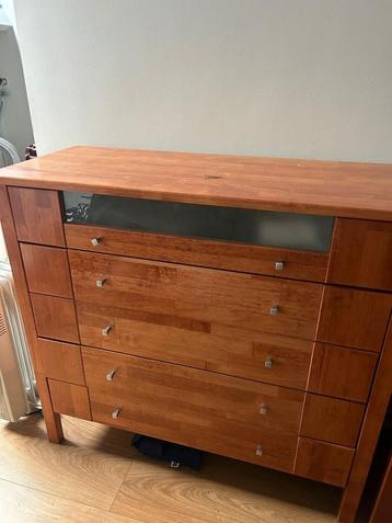 Mooie houten ladekast / dressoir beschikbaar voor biedingen