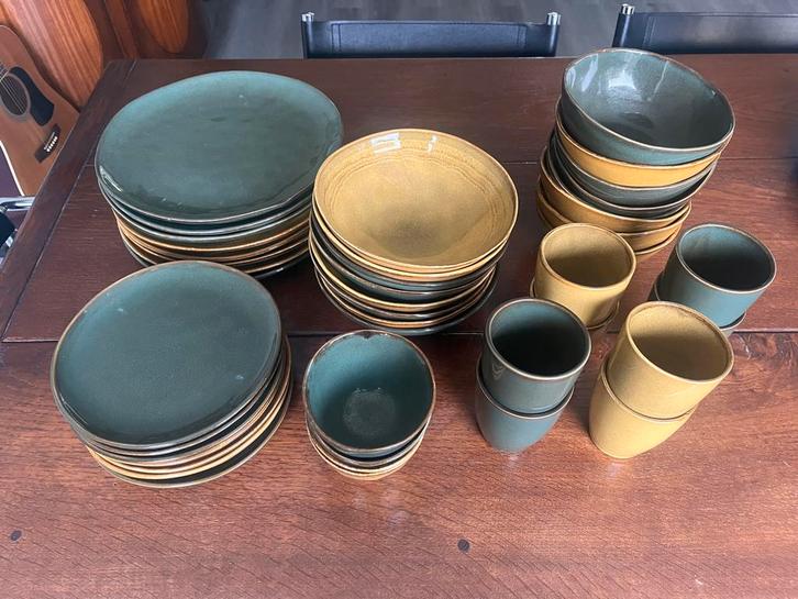 Tweekleurig Toscane Servies (Xenos) - Okergeel & Donkergroen, Huis en Inrichting, Keuken | Servies, Gebruikt, Compleet servies