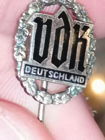 VDK zilveren speldje Duitsland Oorlogsslachtoffer hulp  beschikbaar voor biedingen