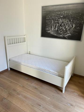 Eenpersoonsbed hout wit inclusief matras beschikbaar voor biedingen
