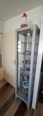 Staande ikea vitrinekast met 6 glazen plateaus, Ophalen, Minder dan 50 cm, Met deur(en), Zo goed als nieuw