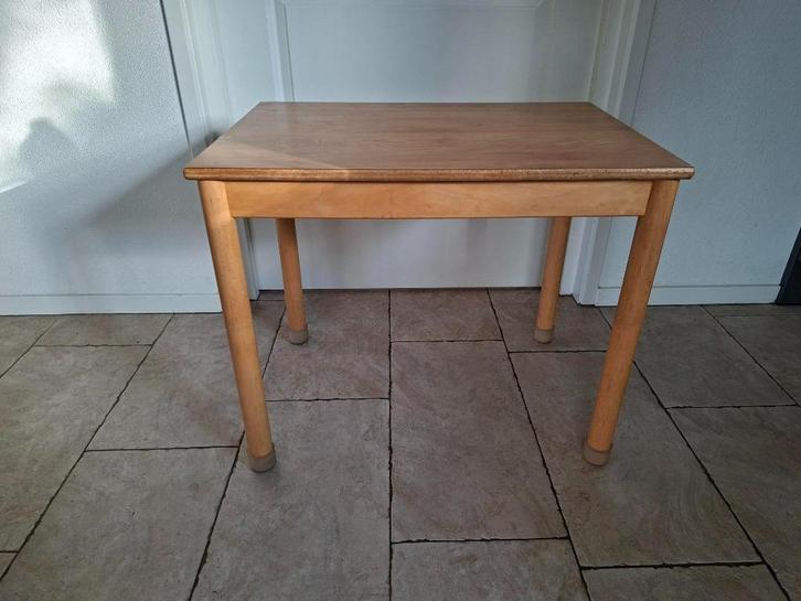 Leuke houten schooltafeltjes, oersterk en stabiel, Kinderen en Baby's, Kinderkamer | Tafels en Stoelen, Gebruikt, Tafel(s), Ophalen