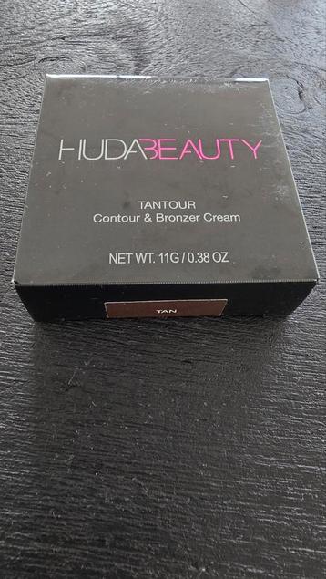 hudabeauty Luxeuze contour & bronzer in 1.  beschikbaar voor biedingen