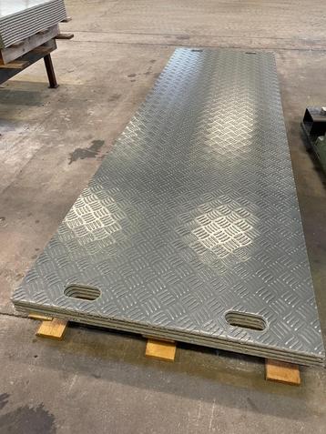 Licht gebruikte kunststof rijplaten 3 meter beschikbaar voor biedingen
