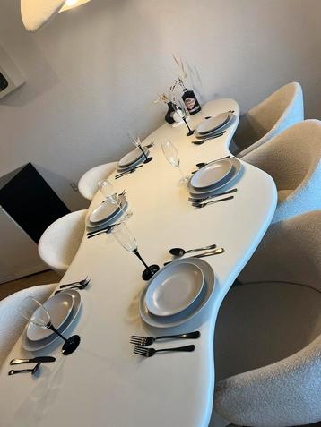 Grote eettafel beschikbaar voor biedingen