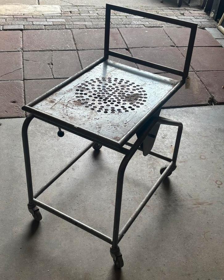 Vintage industriële trolley, Huis en Inrichting, Tafels | Bijzettafels, Gebruikt, Rechthoekig, 60 cm of meer, 75 cm of meer, Metaal of Aluminium