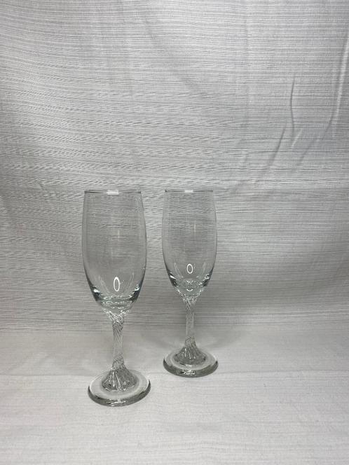 2x vintage champagne glas met getwiste voet, Antiek en Kunst, Antiek | Glas en Kristal, Ophalen of Verzenden