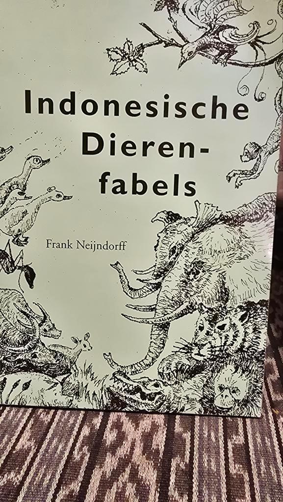 Indonesische Dierenfabels - Gesigneerd!, Boeken, Sprookjes en Fabels, Gelezen, Ophalen of Verzenden