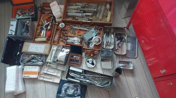 Oude grote verzameling medische instrumenten  beschikbaar voor biedingen