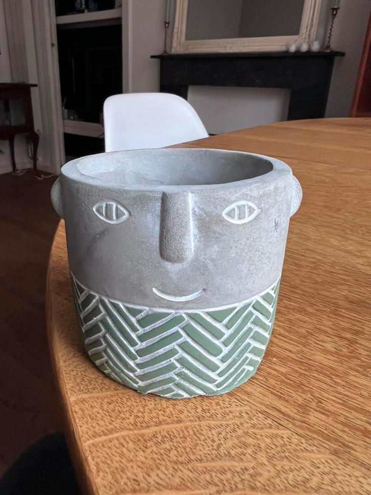 Schattig grijs/groen bloempotje in de vorm van een hoofd, Tuin en Terras, Bloempotten, Gebruikt, Binnen, Balkon, Tuin, Minder dan 40 cm