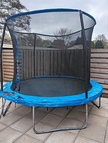 Trampoline met net en trappetje  beschikbaar voor biedingen