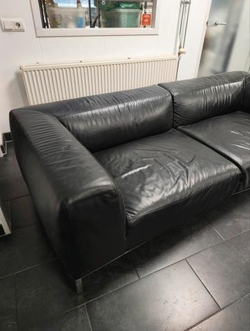Strakke zwarte leren bank beschikbaar voor biedingen