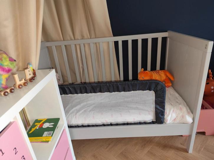 Grijs Sundvik Ledikant Ikea - Zo Goed Als Nieuw!, Kinderen en Baby's, Babywiegjes en Ledikanten, Zo goed als nieuw, Ledikant, Ophalen