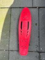 Pennyboard , rood met zwarte wielen., Skateboard, Ophalen of Verzenden, Zo goed als nieuw