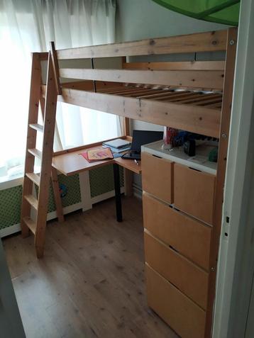Hoogslaper met zelfgemaakt hoekbureau'tje beschikbaar voor biedingen