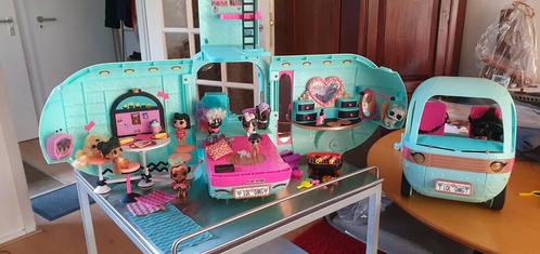 LOL Camper met toebehoren en NEGEN popjes, Kinderen en Baby's, Speelgoed | Poppenhuizen, Zo goed als nieuw, Toebehoren, Ophalen