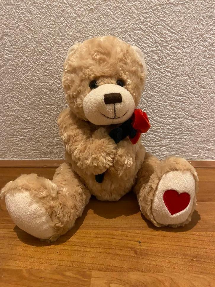 Teddybeer knuffel met roos  perfect om jouw liefde te delen, Verzamelen, Beren en Cherished Teddies, Zo goed als nieuw, Stoffen beer